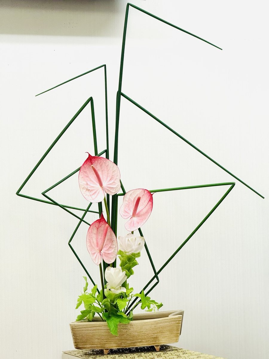 院内に飾っているスタッフの生け花